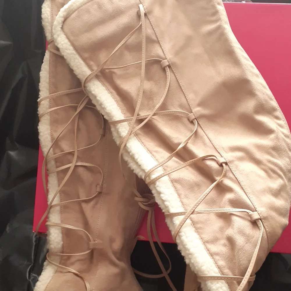 Boots - Picture 3 of 6